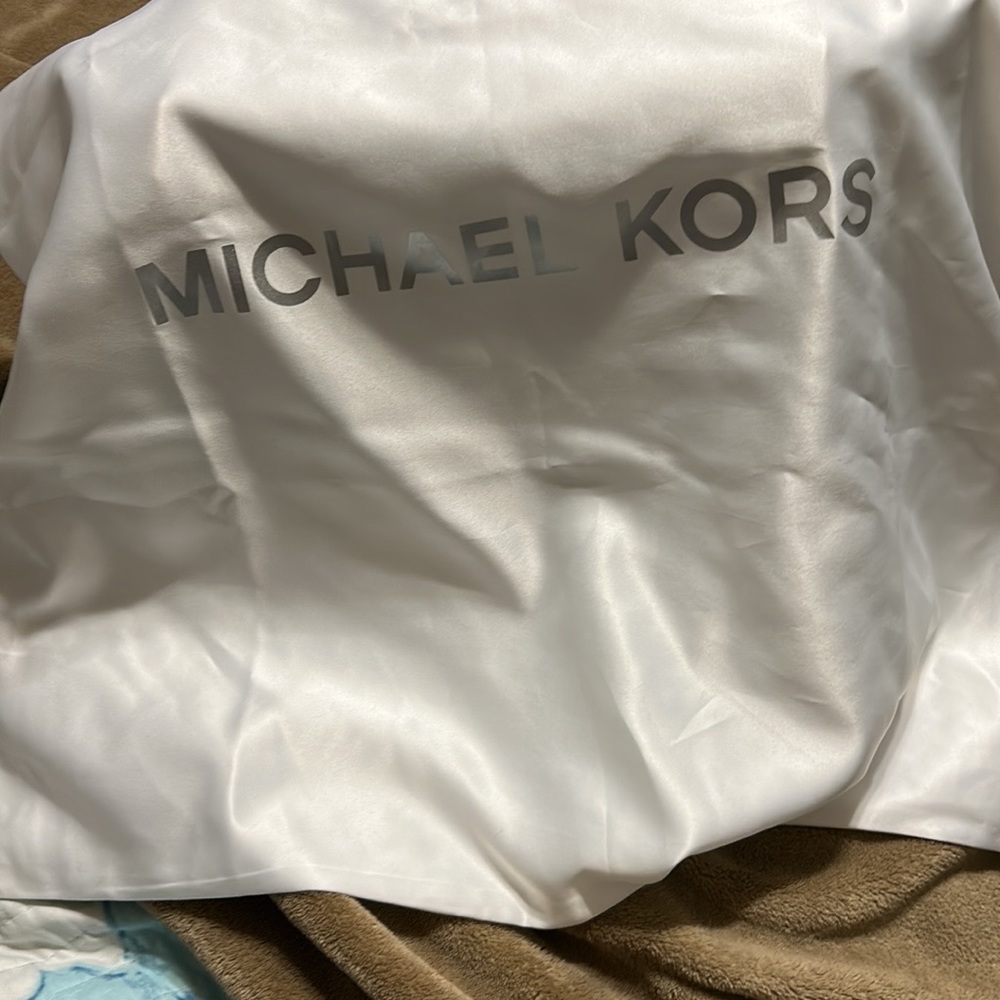 Michael Kors Trisha Large Pebbled Leather Shoulder Bag - Picture 9 of 12